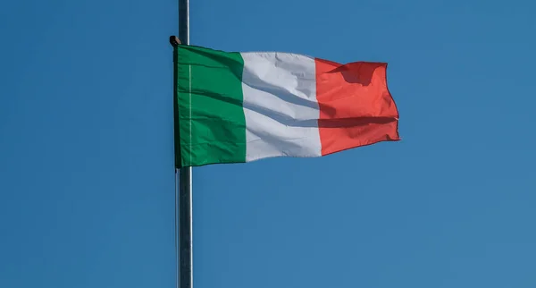 Bandeira Italiana Acenando Sobre Céu Azul Foto Alta Qualidade — Fotografia de Stock