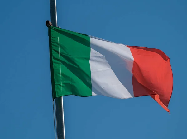 意大利国旗在蓝天上飘扬 高质量的照片 — 图库照片