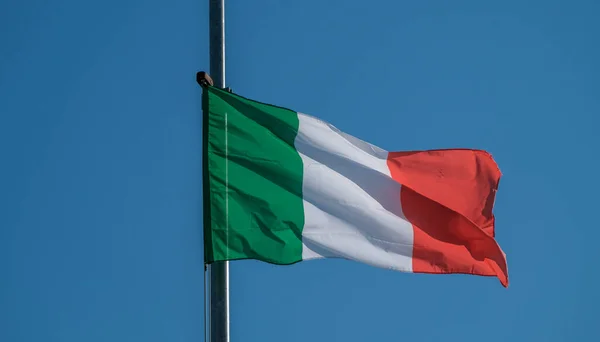 Italská Vlajka Vlnící Nad Modrou Oblohou Kvalitní Fotografie — Stock fotografie