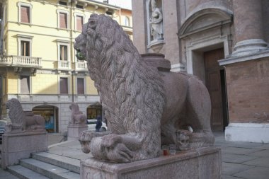 Reggio Emilia, İtalya 'da San Prospero Bazilikası' nı koruyan kırmızı Verona mermer aslanlarından biri. Yüksek kalite fotoğraf