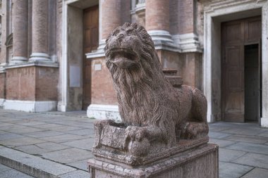 Reggio Emilia, İtalya 'da San Prospero Bazilikası' nı koruyan kırmızı Verona mermer aslanlarından biri. Yüksek kalite fotoğraf