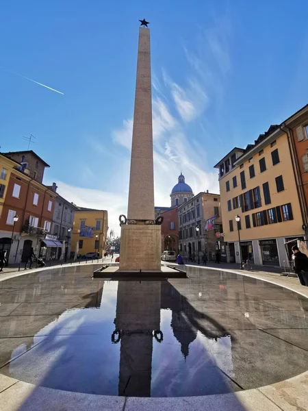 Obelisk Náměstí Gioberti Reggiu Emilii Itálie Kvalitní Fotografie — Stock fotografie