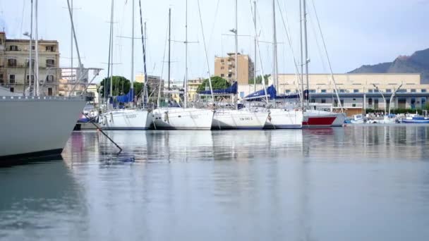 Barcos amarrados en el puerto de Palermo, Italia — Vídeos de Stock