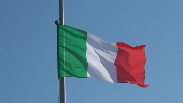 意大利国旗在蓝天上飘扬 — 图库视频影像