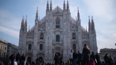 İtalya 'nın Milano Katedrali önündeki Piazza Duomo' dan geçen turistler