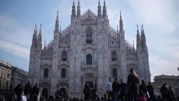 Turistas pasando por Piazza Duomo frente a la Catedral de Milán, Italia — Vídeos de Stock