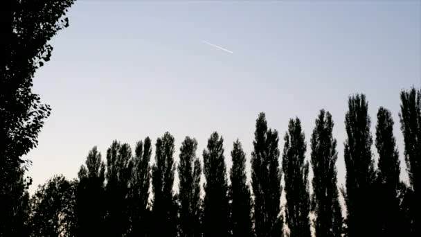 A trilha branca de uma planície aérea passando sobre o céu de Sirmione Itália — Vídeo de Stock