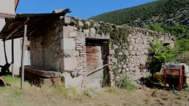 İtalya 'nın Abruzzo kentindeki kırsal bir kasabada eski aletler.