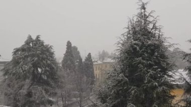 Bibbiano, Reggio Emilia, İtalya 'nın küçük kasabasının çatılarına kar yağıyor.