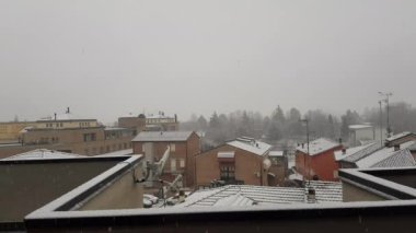 Bibbiano, Reggio Emilia, İtalya 'nın küçük kasabasının çatılarına kar yağıyor.