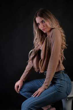 Uzun sarı saçlı, deri ceketli İtalyan kız. Yüksek kalite fotoğraf