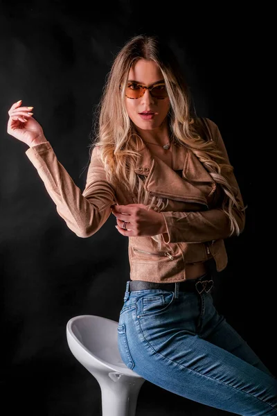 Итальянка Длинными Светлыми Волосами Позирует Кожаной Куртке Солнцезащитных Очках Высокое — стоковое фото