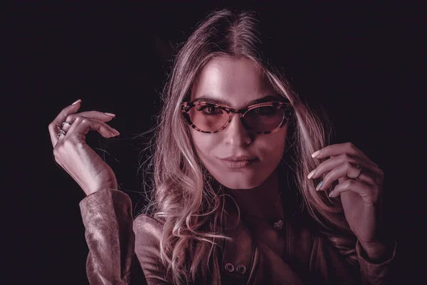 Olasz Lány Hosszú Szőke Hajjal Bőrdzsekiben Napszemüvegben Pózol Kiváló Minőségű — Stock Fotó
