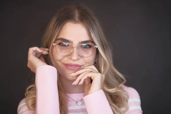 Menina Italiana Com Cabelo Loiro Longo Posando Estúdio Com Óculos — Fotografia de Stock