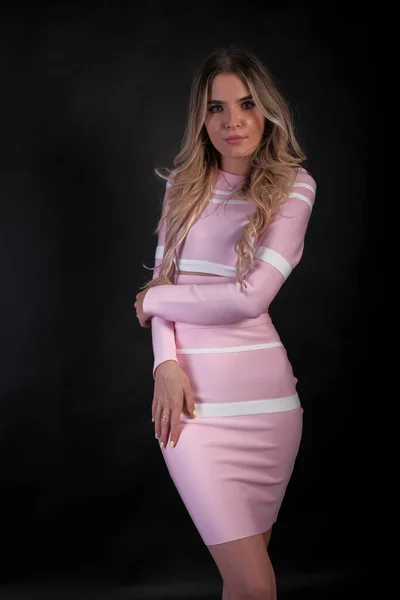 Итальянка Длинными Светлыми Волосами Позирует Студии Коротким Розовым Узким Платьем — стоковое фото