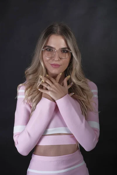 Menina Italiana Com Cabelo Loiro Longo Posando Estúdio Com Óculos — Fotografia de Stock