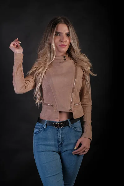 Chica Italiana Con Pelo Largo Rubio Posando Con Chaqueta Cuero —  Fotos de Stock