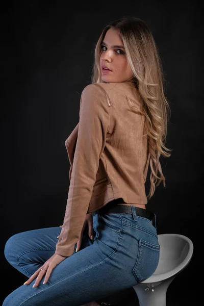 Italienisches Mädchen Mit Langen Blonden Haaren Posiert Mit Lederjacke Hochwertiges — Stockfoto