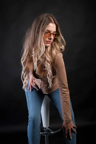 Chica Italiana Con Pelo Largo Rubio Posando Con Chaqueta Cuero — Foto de Stock