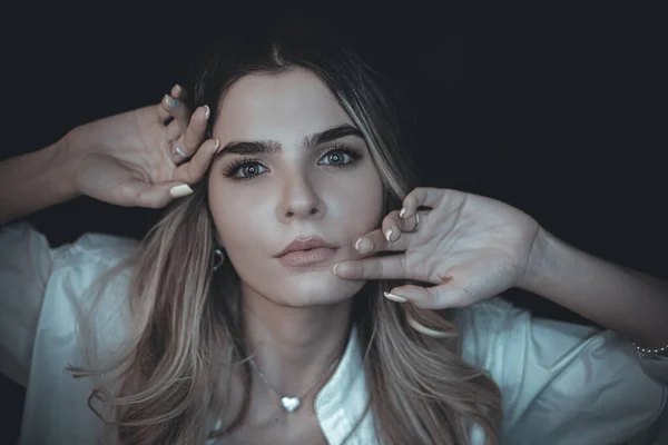 Italienisches Mädchen Mit Langen Blonden Haaren Posiert Und Shorts Hochwertiges — Stockfoto