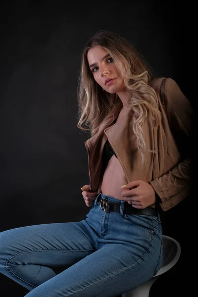 Italiaans Meisje Met Lang Blond Haar Poserend Met Leren Jas — Stockfoto
