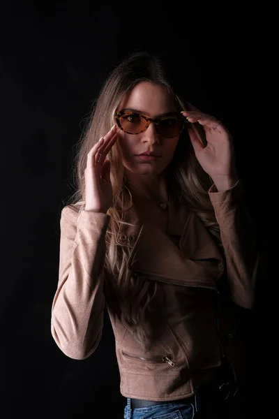 意大利姑娘 金发碧眼 头戴皮夹克 戴着太阳镜 高质量的照片 — 图库照片