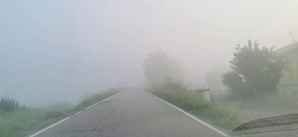 意大利埃米莉亚罗马纳乡村的一条街道 在一个多雾的日子里 高质量的照片 — 图库照片
