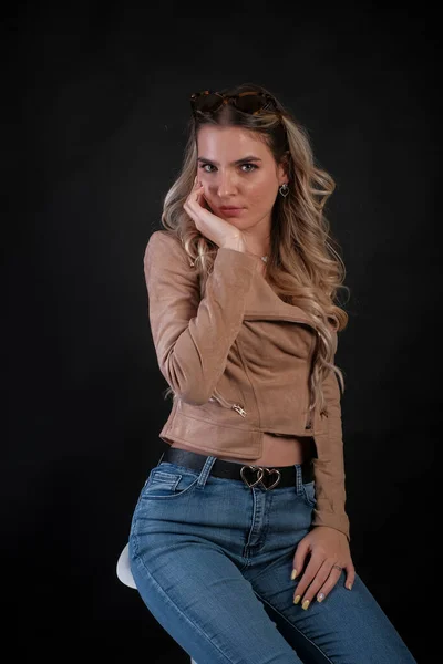 Chica Italiana Con Pelo Largo Rubio Posando Con Chaqueta Cuero —  Fotos de Stock