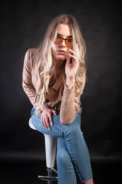 Uzun Sarı Saçlı Deri Ceketli Güneş Gözlüklü Talyan Kız Yüksek — Stok fotoğraf