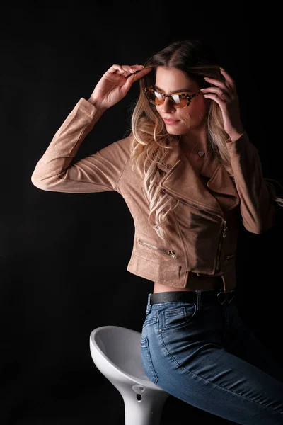 Italiensk Pige Med Langt Blondt Hår Poserende Med Læderjakke Solbriller - Stock-foto