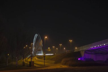 İtalya, Reggio Emilia 'daki bir köprünün gece görüşü. Yüksek kalite fotoğraf