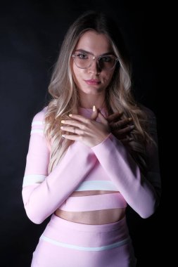 Uzun sarı saçlı İtalyan kız stüdyoda gözlüklü poz veriyor. Yüksek kalite fotoğraf