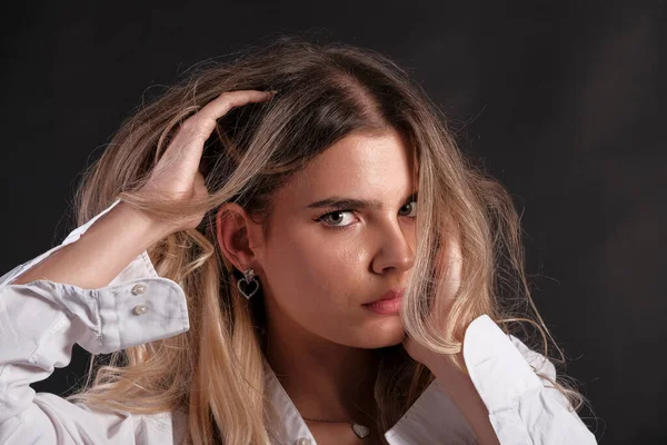 Італійська Дівчина Довгим Світлим Волоссям Ліфтах Шортах Фотографія Високої Якості — стокове фото