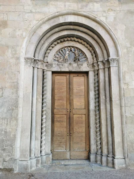 Uma Porta Fachada Uma Igreja Reggio Emilia Itália Foto Alta — Fotografia de Stock