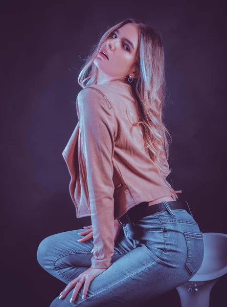 Chica Italiana Con Pelo Largo Rubio Posando Con Chaqueta Cuero —  Fotos de Stock