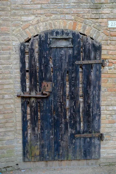 Gammal Trädörr Fasaden Gradara Slott Pesaro Urbino Italien Högkvalitativt Foto — Stockfoto