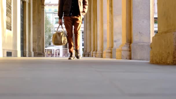 Giovane Passeggia Con Borsa Viaggio Sotto Portico — Video Stock