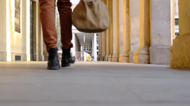 Junger Mann Schlendert Mit Reisetasche Auf Der Veranda — Stockvideo