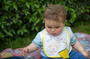 Sabun köpüğüyle oynayan küçük bir çocuk. Yüksek kalite fotoğraf