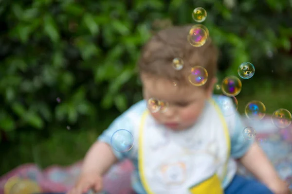 Niño Pequeño Jugando Con Burbujas Jabón Foto Alta Calidad —  Fotos de Stock