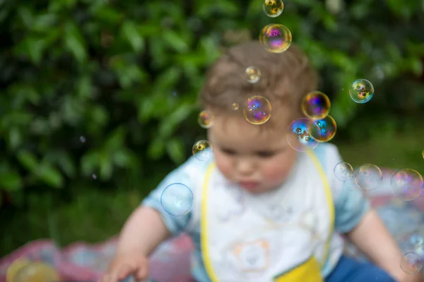 Niño Pequeño Jugando Con Burbujas Jabón Foto Alta Calidad —  Fotos de Stock