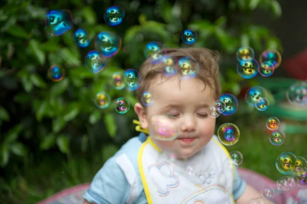 Criança Pequena Brincando Com Bolhas Sabão Foto Alta Qualidade — Fotografia de Stock