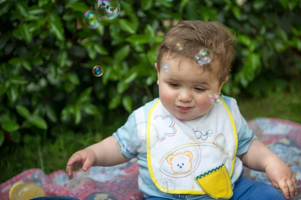 Criança Pequena Brincando Com Bolhas Sabão Foto Alta Qualidade — Fotografia de Stock