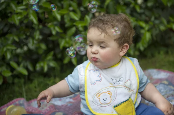 Niño Pequeño Jugando Con Burbujas Jabón Foto Alta Calidad —  Fotos de Stock