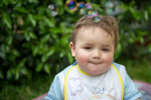 Criança Pequena Brincando Com Bolhas Sabão Foto Alta Qualidade — Fotografia de Stock