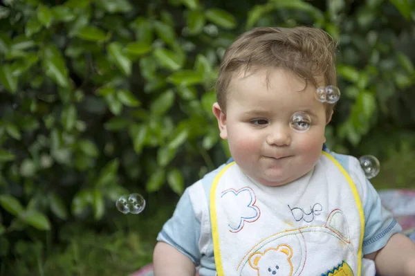 Criança Pequena Brincando Com Bolhas Sabão Foto Alta Qualidade — Fotografia de Stock