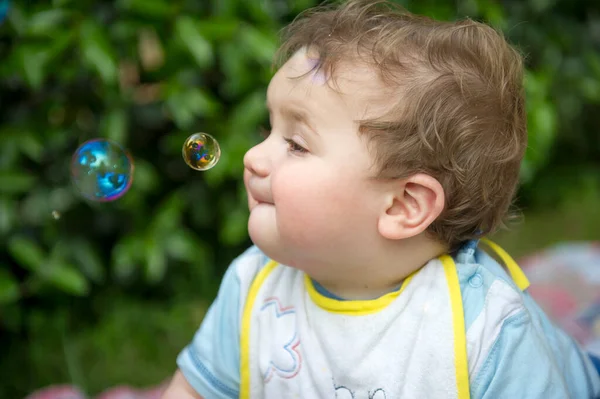 Niño Pequeño Jugando Con Burbujas Jabón Foto Alta Calidad —  Fotos de Stock