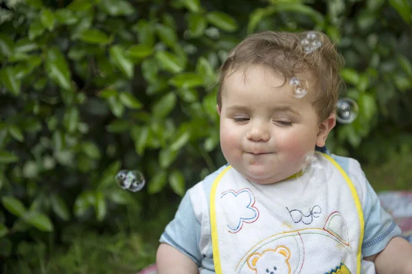 Niño Pequeño Jugando Con Burbujas Jabón Foto Alta Calidad —  Fotos de Stock