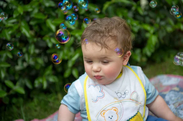 Criança Pequena Brincando Com Bolhas Sabão Foto Alta Qualidade — Fotografia de Stock