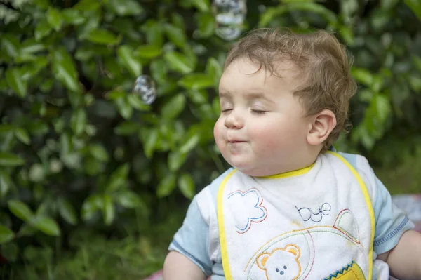 Criança Pequena Brincando Com Bolhas Sabão Foto Alta Qualidade — Fotografia de Stock